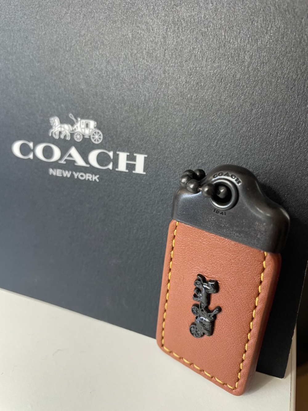 Coach 1941 Large Hangtag in Saddle / Black Copper - Picture 2 of 7